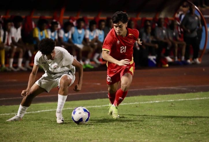 Hai cầu thủ U23 tranh bóng quyết liệt trong một trận đấu vòng loại U23 châu Á.