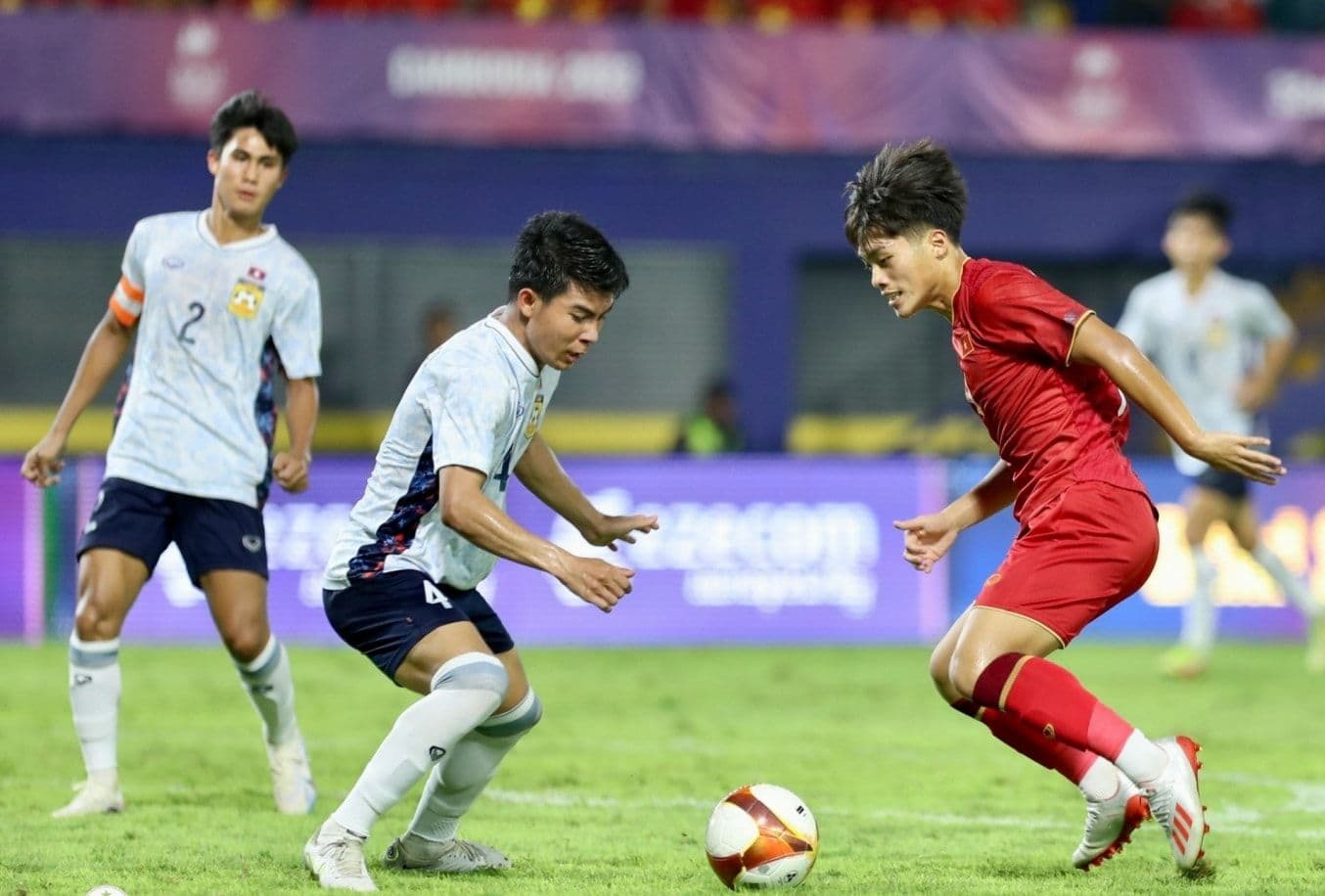 Hai cầu thủ U23 tranh chấp bóng quyết liệt, thể hiện sự nỗ lực và bản lĩnh trong trận đấu.