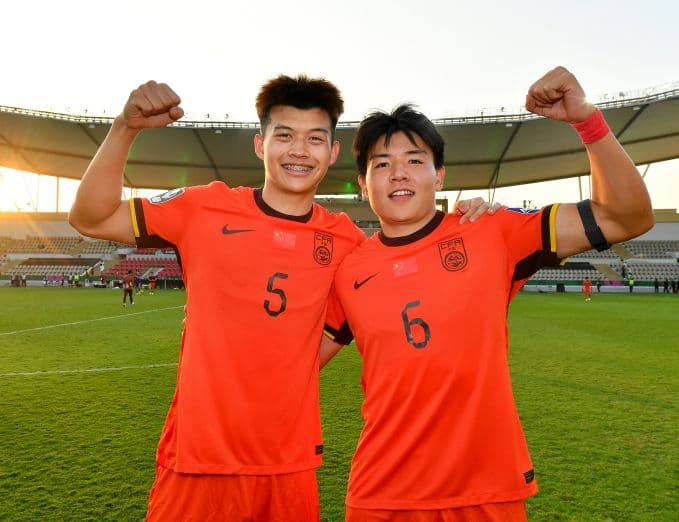 Hai cầu thủ U23 Trung Quốc Liu Haofan và Xu Bin ăn mừng chiến thắng trước Uzbekistan, minh họa 'bức tường thép' và lịch sử đáng ngạc nhiên của họ.