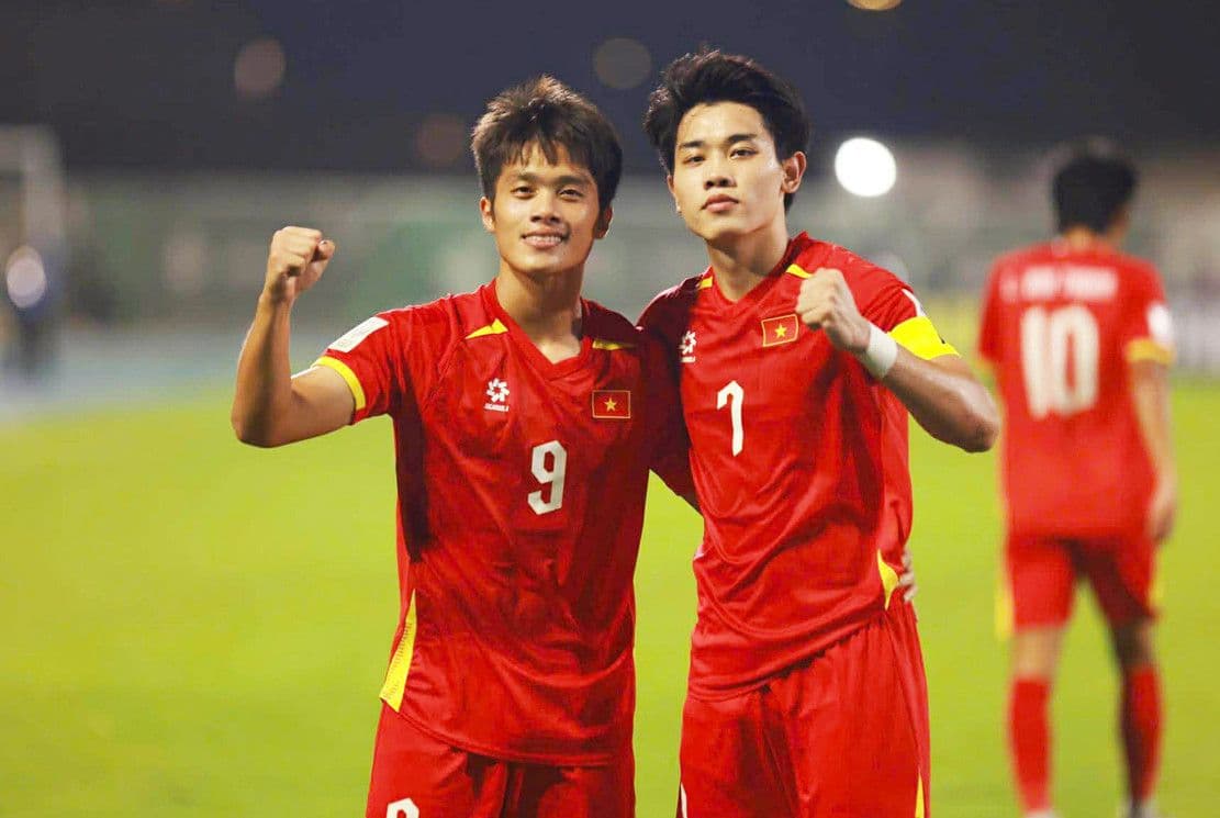 Hai cầu thủ U23 Việt Nam ăn mừng, thể hiện tinh thần đoàn kết và chiến thắng.