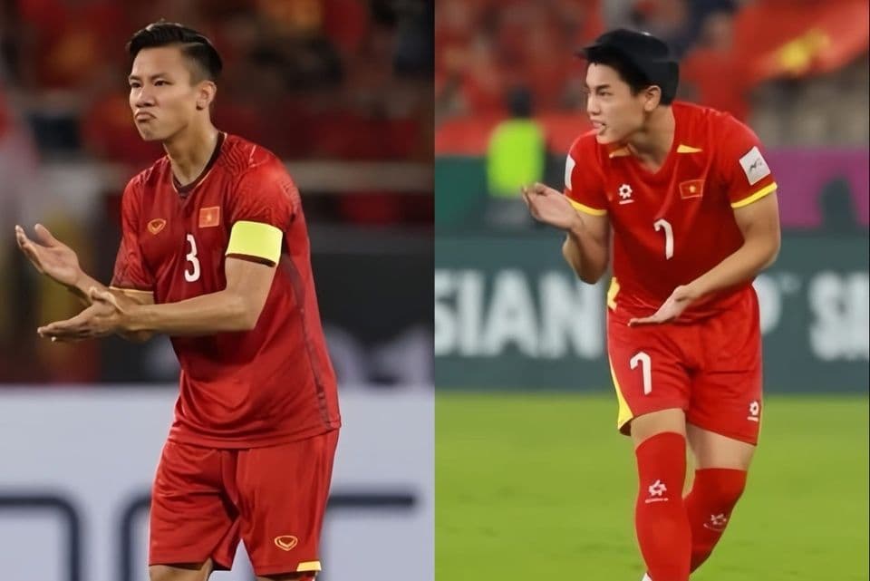 Hai cầu thủ U23 Việt Nam, trong đó có Đình Bắc, trao đổi trên sân, thể hiện sự chuẩn bị và lộ trình thông minh cho sự nghiệp.