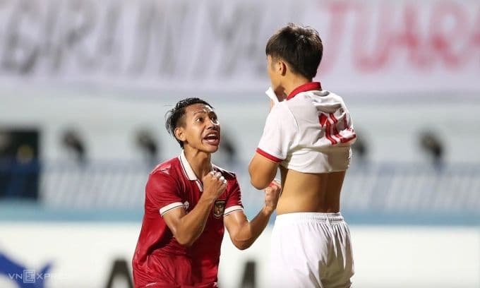 Hai cầu thủ U23 Việt Nam và Indonesia thể hiện cảm xúc mãnh liệt trong trận chung kết, tượng trưng cho khát vọng và áp lực của giải đấu.