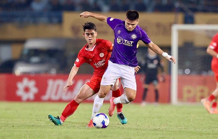 Hai cầu thủ V-League tranh giành bóng trong trận đấu căng thẳng