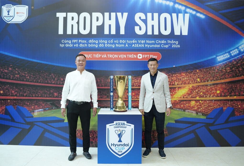 Hai cựu tuyển thủ Việt Nam bên cạnh cúp vô địch ASEAN Cup, biểu tượng cho sự phát triển của bóng đá khu vực
