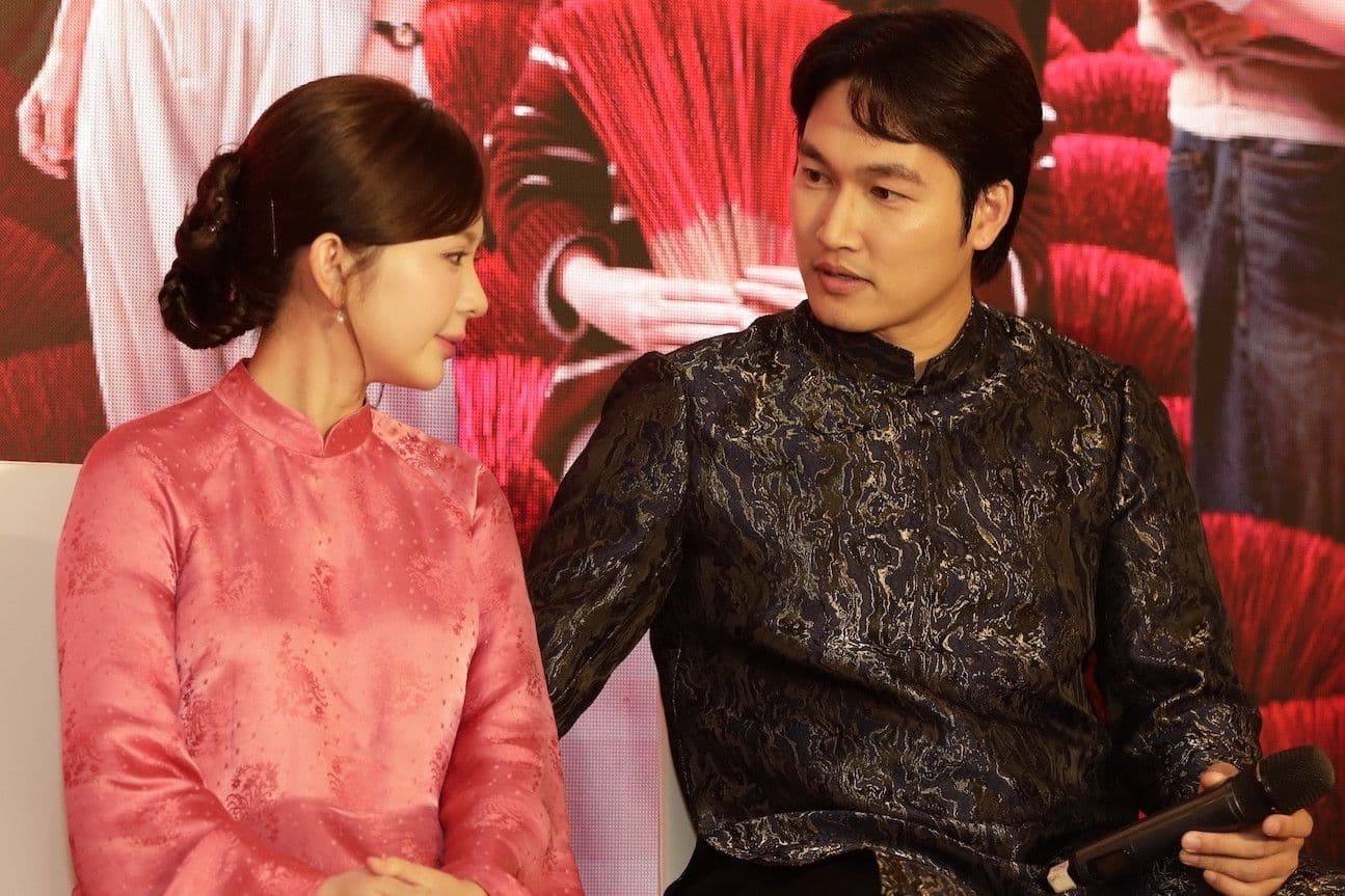 Hai diễn viên nam và nữ trong trang phục truyền thống, thể hiện mối quan hệ phức tạp và hy vọng về tình thân giữa các nhân vật trong phim 'Đồng hồ đếm ngược'.