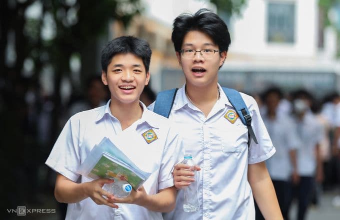 Hai học sinh Hà Nội vui vẻ sau kỳ thi tuyển sinh lớp 10 năm 2025