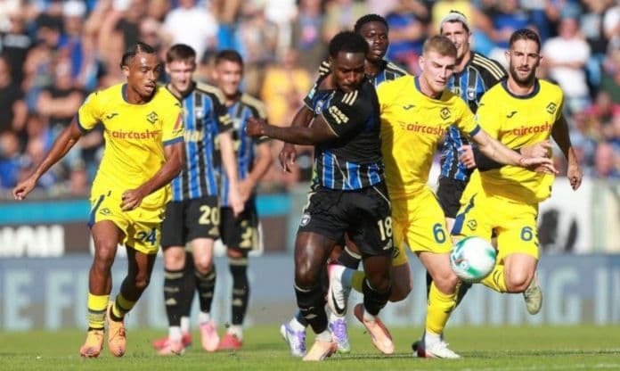 Hai đội bóng tranh chấp quyết liệt trên sân cỏ, tượng trưng cho cuộc đối đầu đẳng cấp tại CONCACAF.