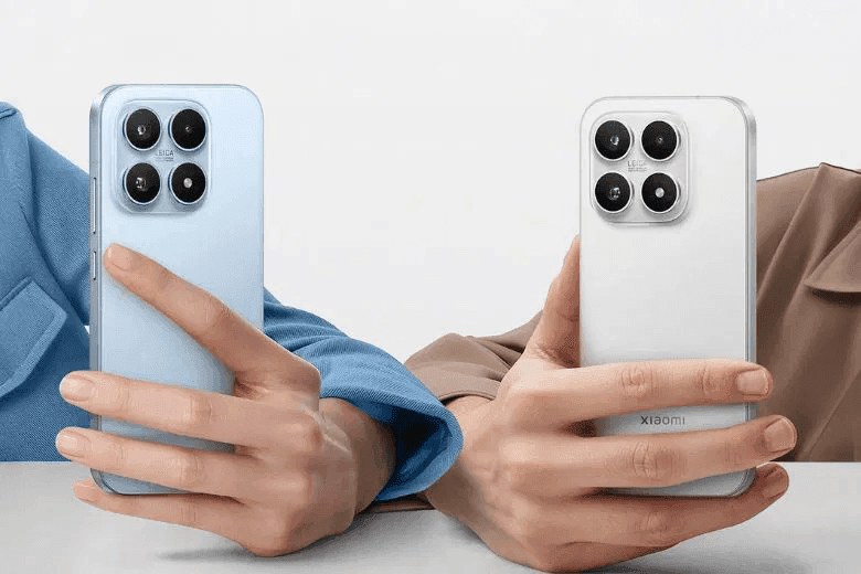 Hai điện thoại Xiaomi 17 bản tiêu chuẩn màu xanh và trắng