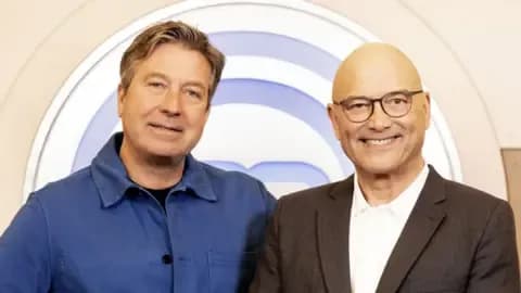 Hai MC MasterChef John Torode và Gregg Wallace đứng trước logo chương trình.