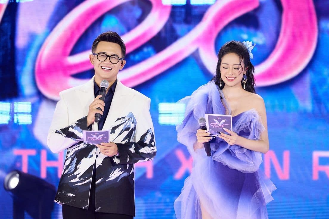 Hai MC Ngọc Huy và Khánh Vy dẫn chương trình chung kết Đường lên đỉnh Olympia năm thứ 25 tại trường quay chính.