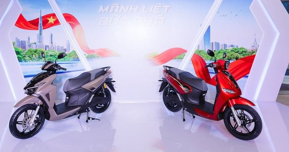 Hai mẫu xe máy điện VinFast Kinet trên sân khấu, biểu tượng cho sự phát triển xe điện tại Việt Nam