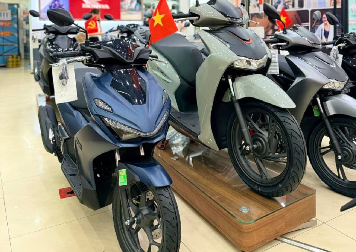 Hai mẫu xe tay ga đô thị Honda Air Blade và Honda SH trong showroom
