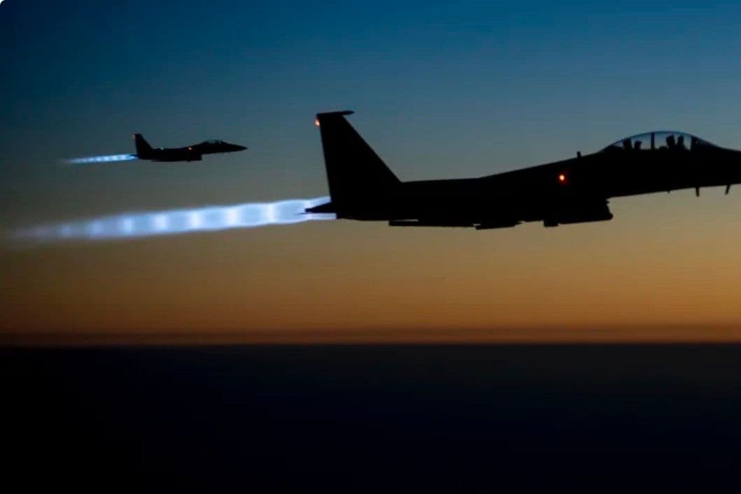 Hai máy bay chiến đấu F-15 của Mỹ bay trên bầu trời, thể hiện sức mạnh không quân tại Trung Đông.