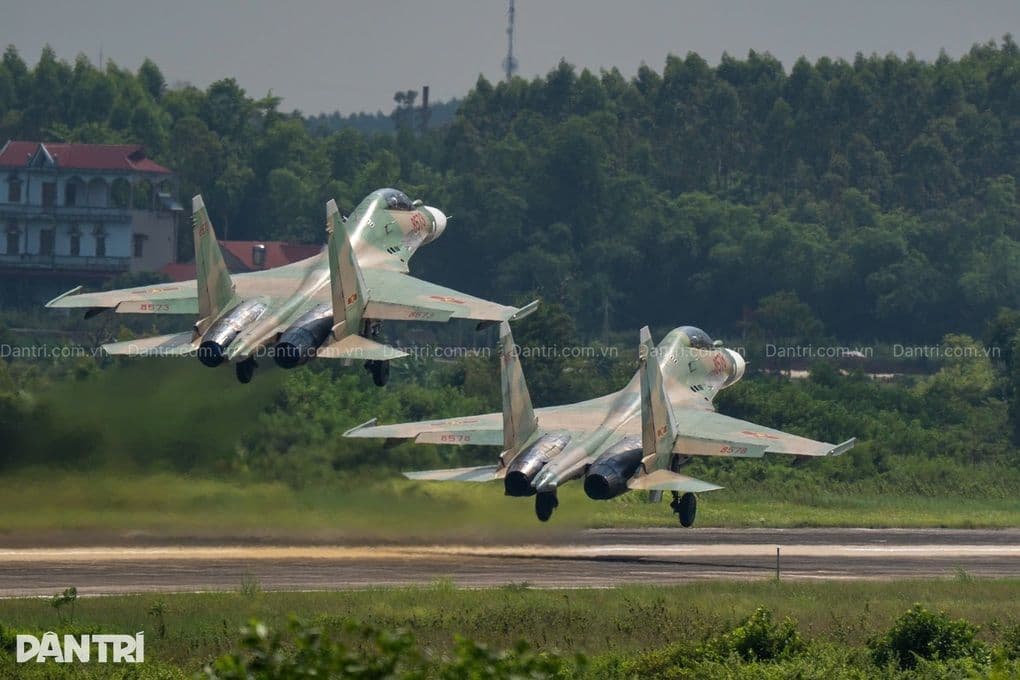 Hai máy bay chiến đấu SU-30MK2 cất cánh mạnh mẽ, biểu tượng cho sức mạnh quân sự và niềm tự hào dân tộc trong các buổi tổng duyệt Đại lễ Quốc khánh.