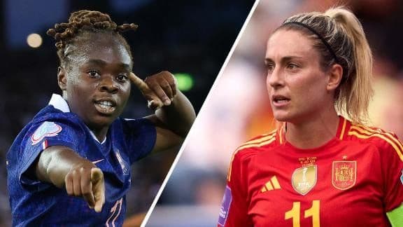 Hai nữ cầu thủ từ Pháp và Tây Ban Nha thể hiện tinh thần thi đấu quyết liệt.