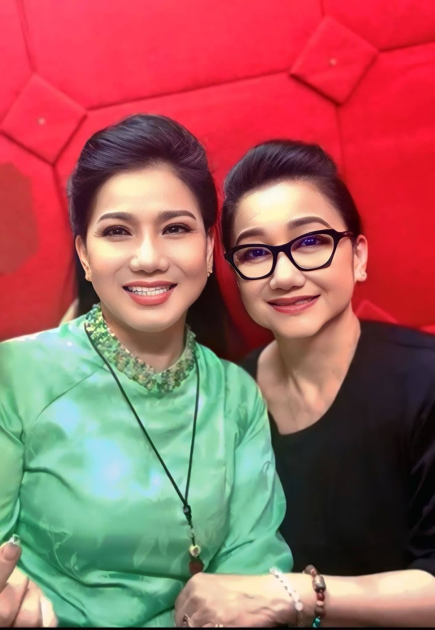 Hai nữ nghệ sĩ Cải lương trong trang phục truyền thống, thể hiện vẻ đẹp và giá trị nghệ thuật của bộ môn