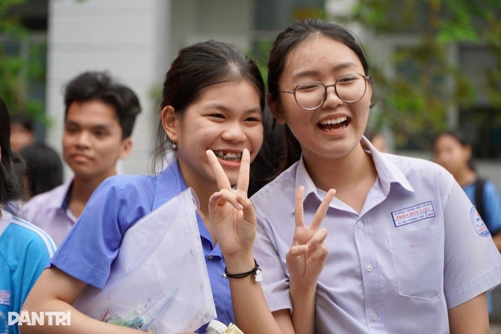 Hai nữ sinh Hà Nội vui vẻ sau khi biết môn Ngoại ngữ là môn thi thứ ba vào lớp 10 năm 2026