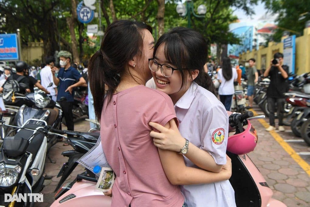 Hai nữ sinh ôm nhau vui mừng sau khi biết điểm thi vào lớp 10 tại Hà Nội.