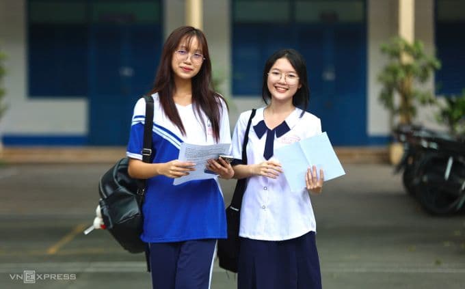 Hai nữ sinh THPT tự tin bước vào kỳ thi tốt nghiệp 2025 với hai chương trình giáo dục.