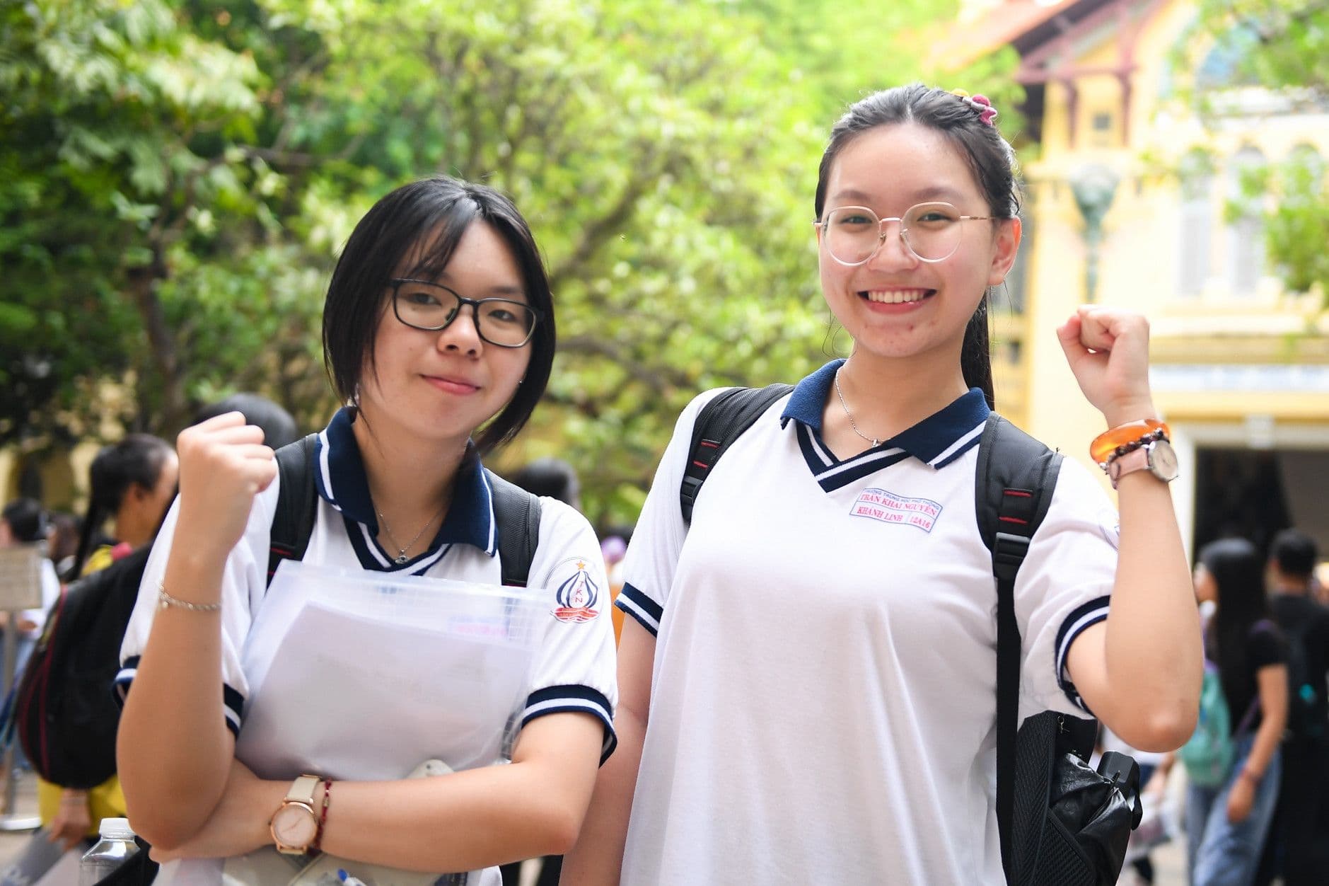 Hai nữ sinh TP.HCM vui vẻ đi học, phản ánh áp lực và kỳ vọng của thí sinh trong kỳ thi đánh giá năng lực.
