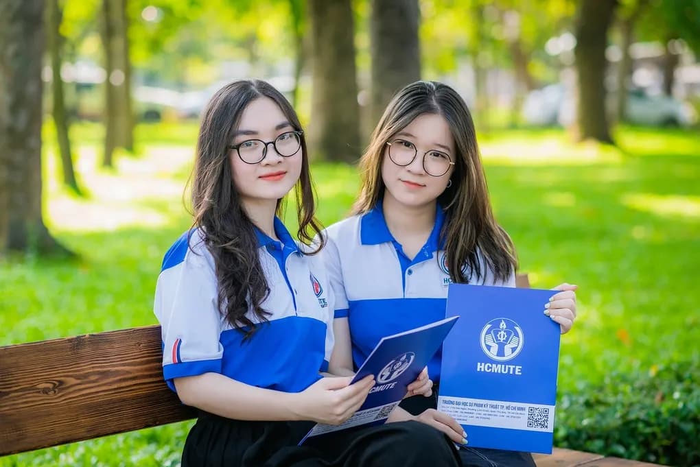 Hai nữ sinh viên Đại học Sư phạm Kỹ thuật TP.HCM, biểu tượng cho thế hệ kỹ sư mới.