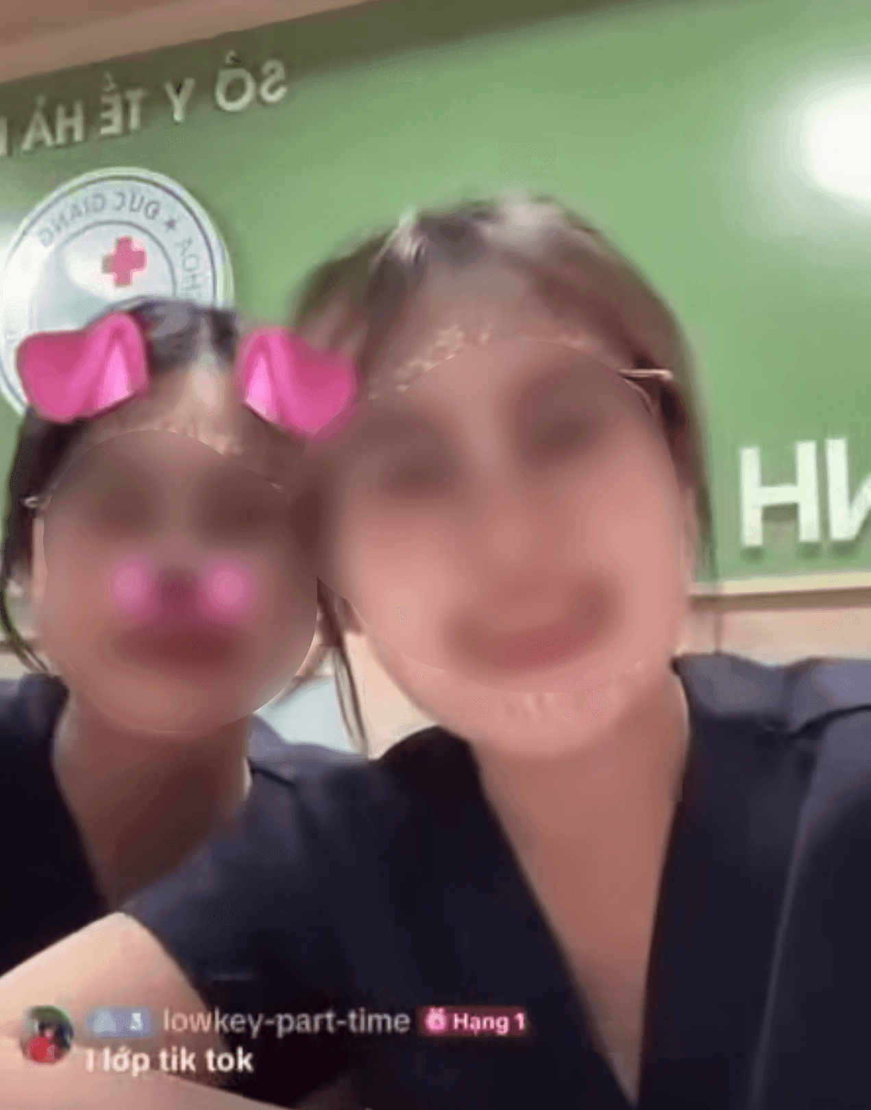 Hai nữ sinh viên thực tập tại Bệnh viện Đa khoa Đức Giang trong clip TikTok gây tranh cãi.