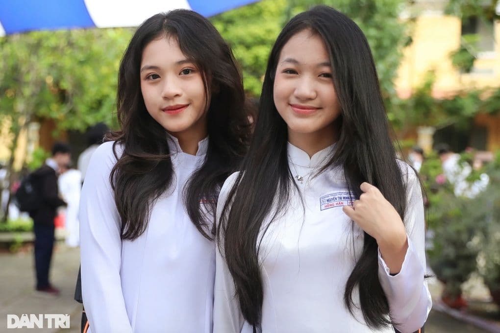 Hai nữ sinh viên Việt Nam trong đồng phục áo dài, tượng trưng cho thế hệ trẻ đối mặt với kỳ thi đại học cạnh tranh và tìm kiếm cơ hội học tập linh hoạt tại Đại học Mở.