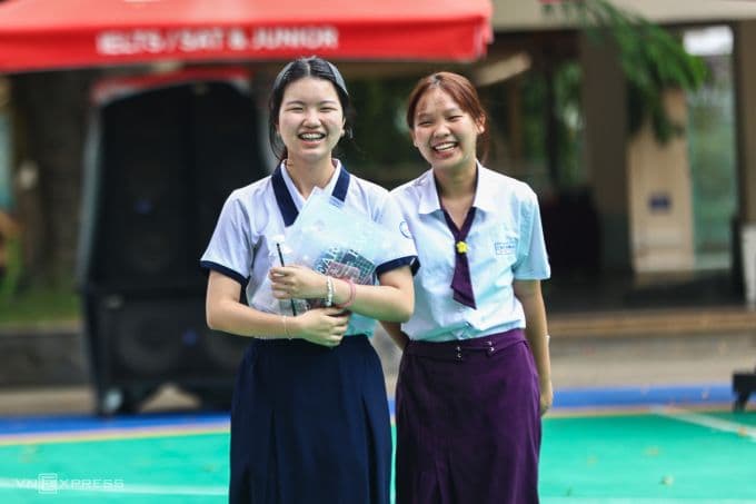 Hai nữ sinh Việt Nam tươi cười, tượng trưng cho thế hệ trẻ và tương lai giáo dục bền vững.