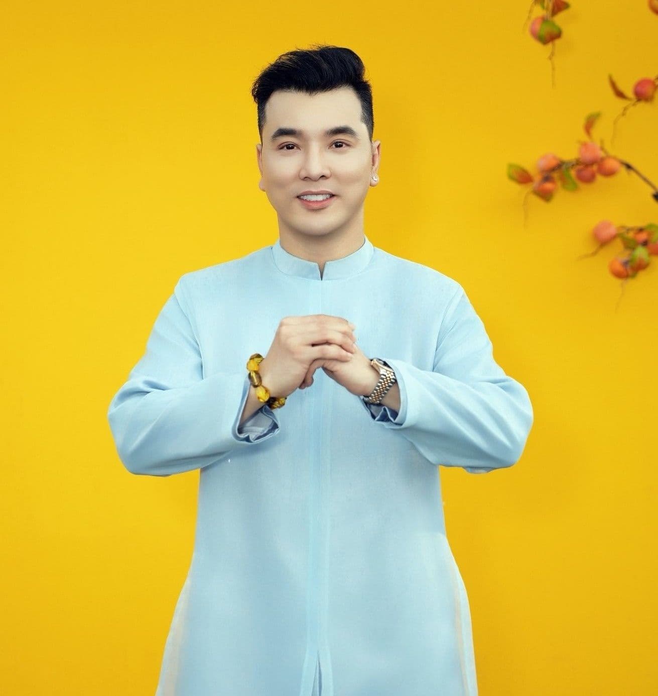 Hai nghệ sĩ nam và nữ, đại diện cho sự cạnh tranh và đa dạng trong thị trường nhạc Tết đương đại