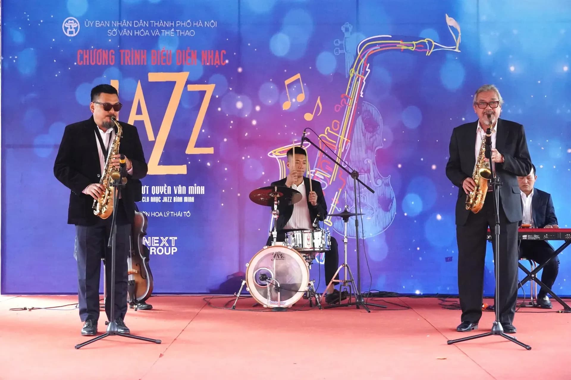 Hai nghệ sĩ saxophone biểu diễn nhạc Jazz trên sân khấu, tượng trưng cho những thanh âm mùa xuân gắn kết cộng đồng đô thị.