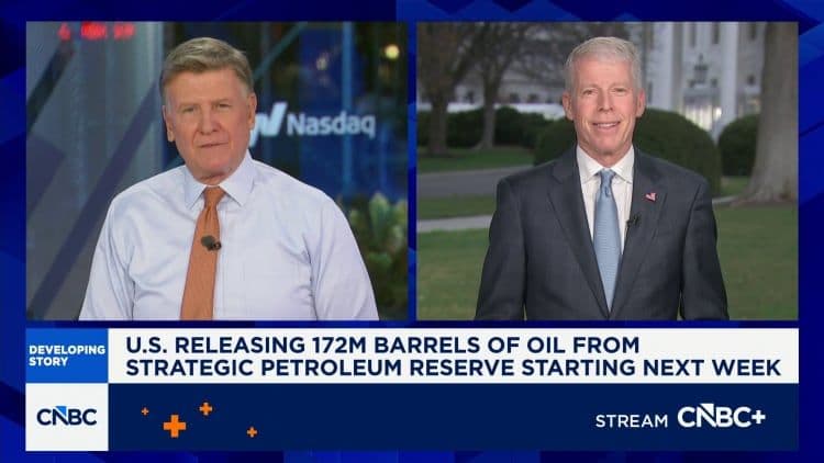 Hai người đàn ông trên bản tin CNBC, với dòng chữ 'Mỹ giải phóng 172 triệu thùng dầu từ Dự trữ Dầu mỏ Chiến lược' và đề cập đến Eo biển Hormuz, phản ánh căng thẳng thị trường dầu mỏ.