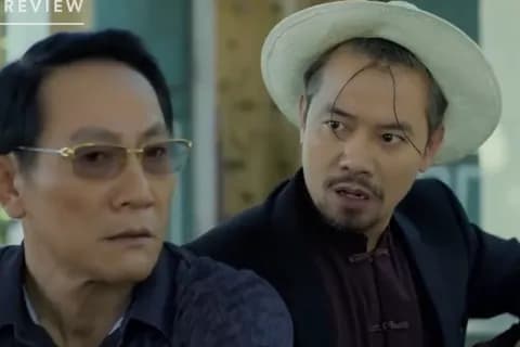 Hai người đàn ông với biểu cảm nghiêm trọng, tượng trưng cho những nhân vật liên quan đến mạng lưới lợi ích và cuộc điều tra trong phim Lằn Ranh.