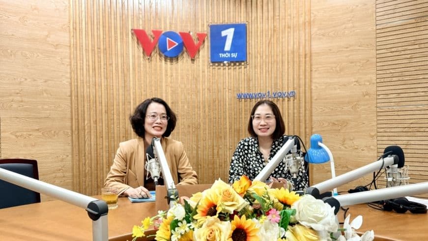 Hai người phụ nữ đang thảo luận về thời tiết trên sóng phát thanh VOV, minh họa việc truyền tải thông tin dự báo đến công chúng.