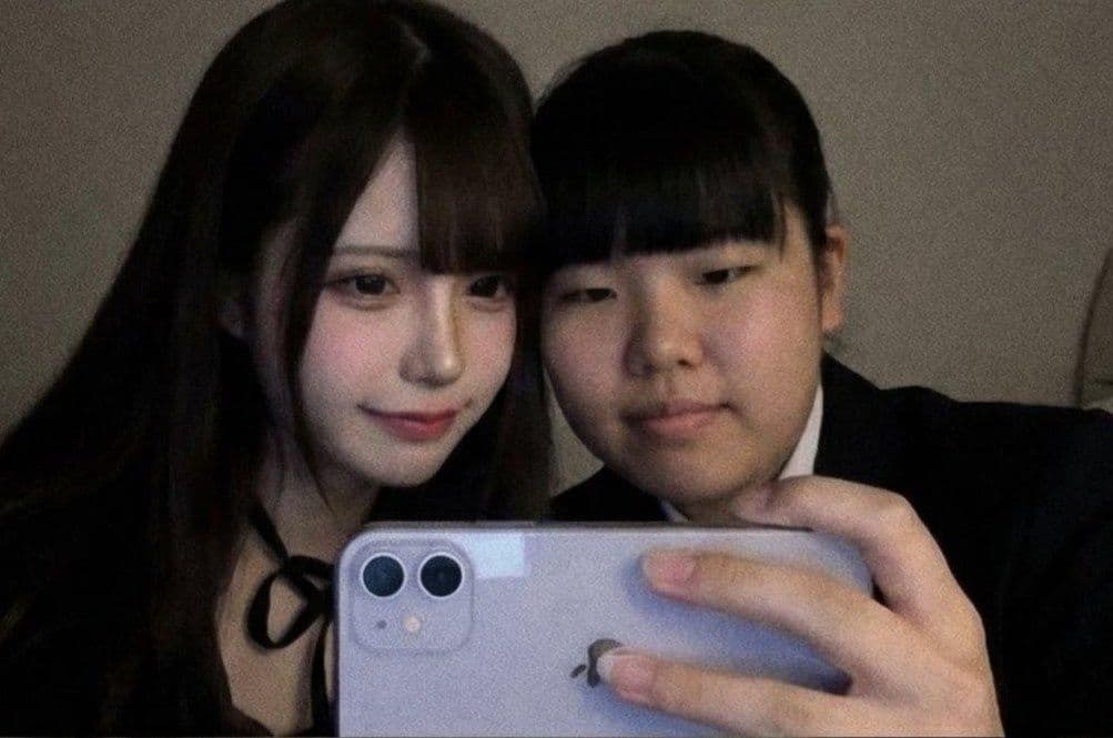 Hai người phụ nữ chụp ảnh selfie, thể hiện sự thay đổi ngoại hình, tượng trưng cho 'hào quang ảo' trên mạng xã hội.