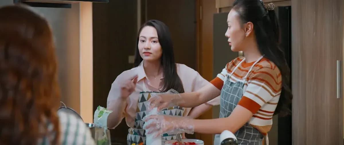 Hai người phụ nữ trong cảnh phim truyền hình Việt Nam, tượng trưng cho nội dung giải trí của VTV3.