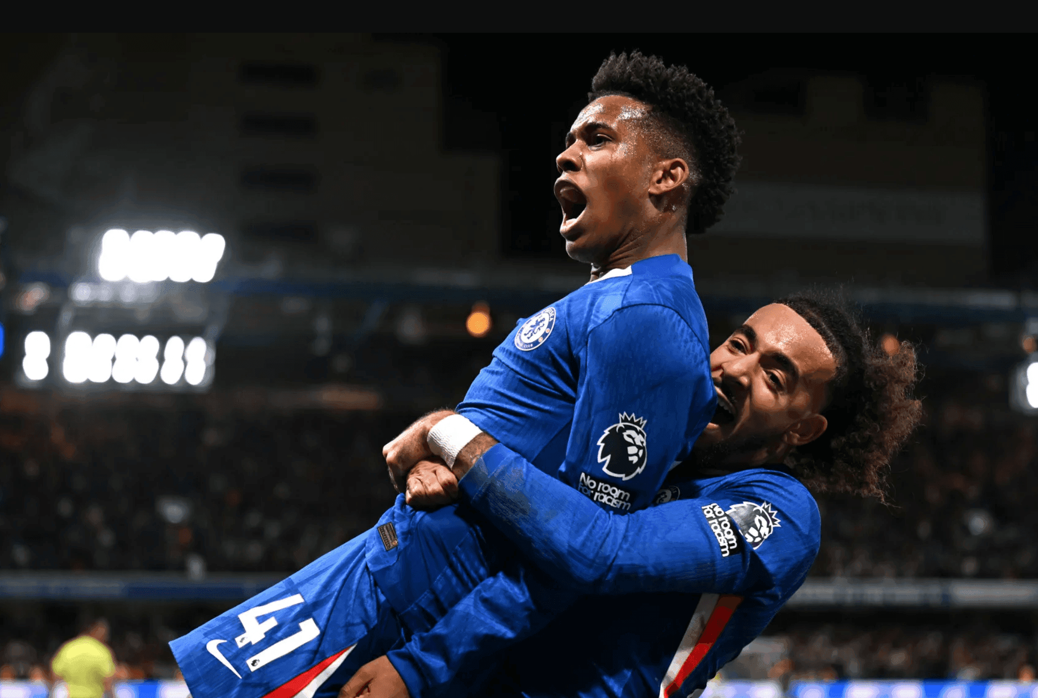 Hai ngôi sao trẻ Chelsea ăn mừng bàn thắng, khẳng định dấu ấn của thế hệ Gen Z trong các trận đấu quyết định.