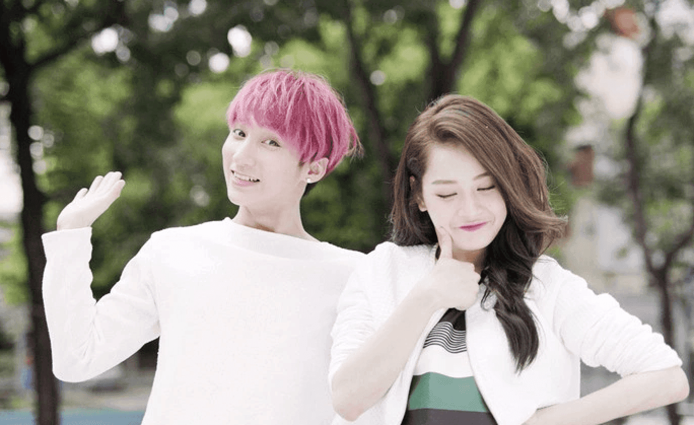 Hai người trẻ vui vẻ, tượng trưng cho thế hệ tiếp nối và năng lượng kết nối của âm nhạc xuân trong văn hóa Việt.