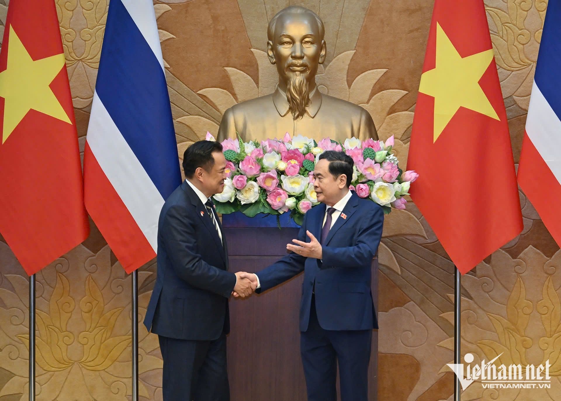Hai nhà lãnh đạo bắt tay trước tượng Chủ tịch Hồ Chí Minh, thể hiện sự tiếp nối và phát triển của ngoại giao Việt Nam.