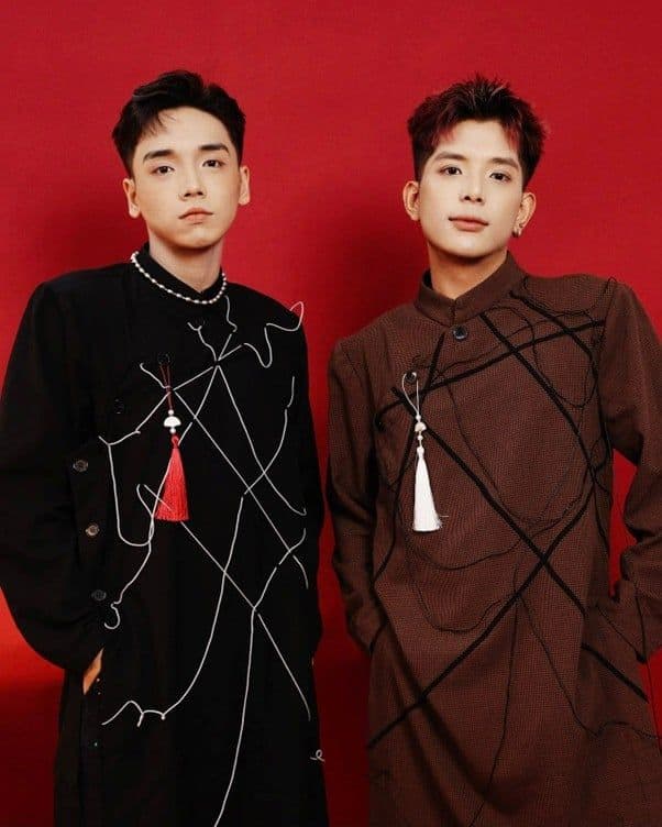 Hai nhạc sĩ trẻ Ray.D và Auren trong trang phục Tết hiện đại, đại diện cho sự "lột xác" của nhạc Tết Việt Nam.