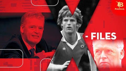 Hai nhân vật bóng đá, một người lớn tuổi và một người trẻ hơn, tượng trưng cho sự đối đầu và kinh nghiệm giữa các đội bóng.