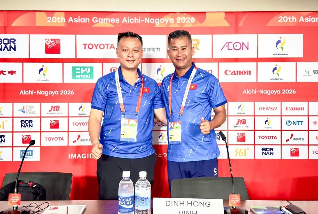 Hai quan chức của Liên đoàn Bóng đá Việt Nam tại buổi họp báo ASIAD 2026, thảo luận về chiến thuật của U23 Việt Nam.