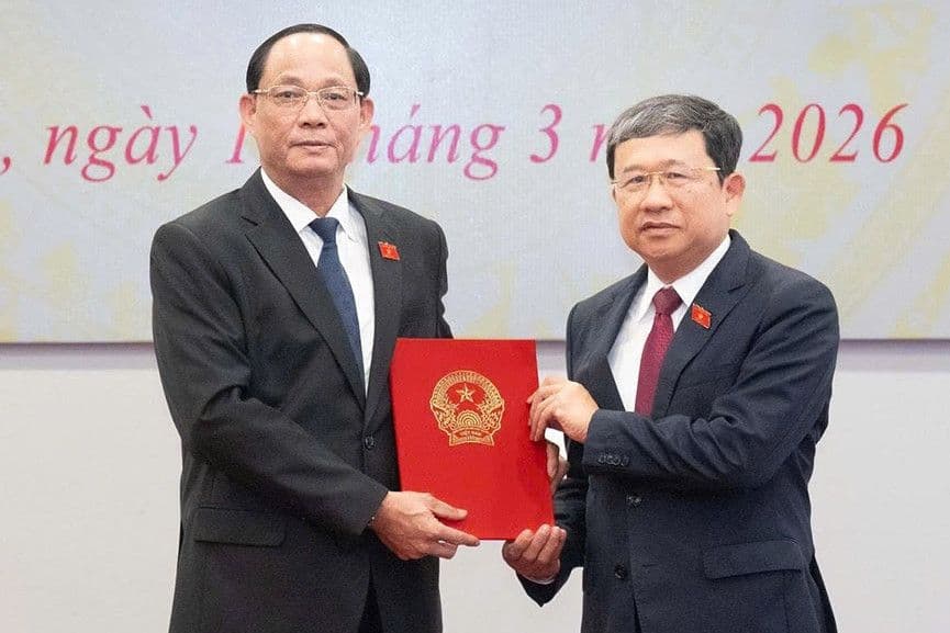 Hai quan chức trong buổi lễ bàn giao nhiệm vụ, thể hiện sự chuyển giao và đảm nhận vai trò lãnh đạo.