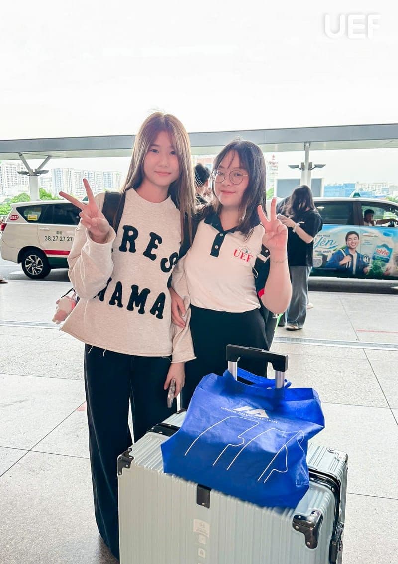 Hai sinh viên UEF tự tin và sẵn sàng cho hành trình quốc tế, thể hiện tinh thần đại sứ toàn cầu.