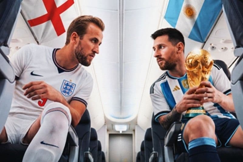 Hai siêu sao Harry Kane của Anh và Lionel Messi của Argentina đối mặt nhau trên máy bay, với cúp vàng World Cup, tượng trưng cho cuộc đối đầu định mệnh.