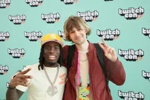 Hai streamer nổi tiếng tại sự kiện TwitchCon, đại diện cho thế giới livestream sôi động của Twitch.