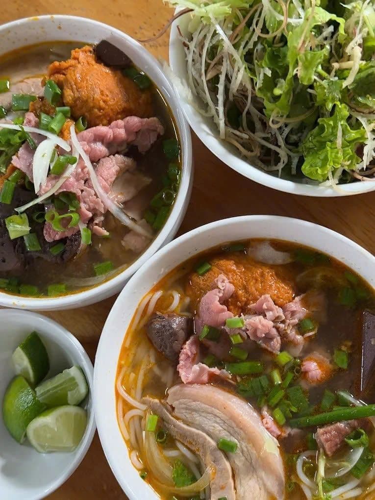 Hai tô bún bò Huế đầy đặn với rau sống và chanh, biểu tượng của món ăn đã vươn tầm thế giới.