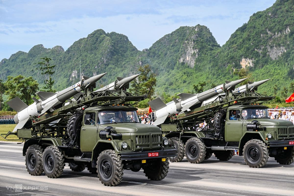 Hai tổ hợp tên lửa phòng không hiện đại do Việt Nam nghiên cứu và sản xuất diễu hành, thể hiện năng lực làm chủ công nghệ quốc phòng.