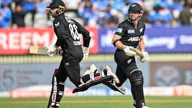 Hai tay đập cricket chạy giữa các wicket trong một trận đấu, tượng trưng cho sự cạnh tranh liên tục trong lịch sử đối đầu.