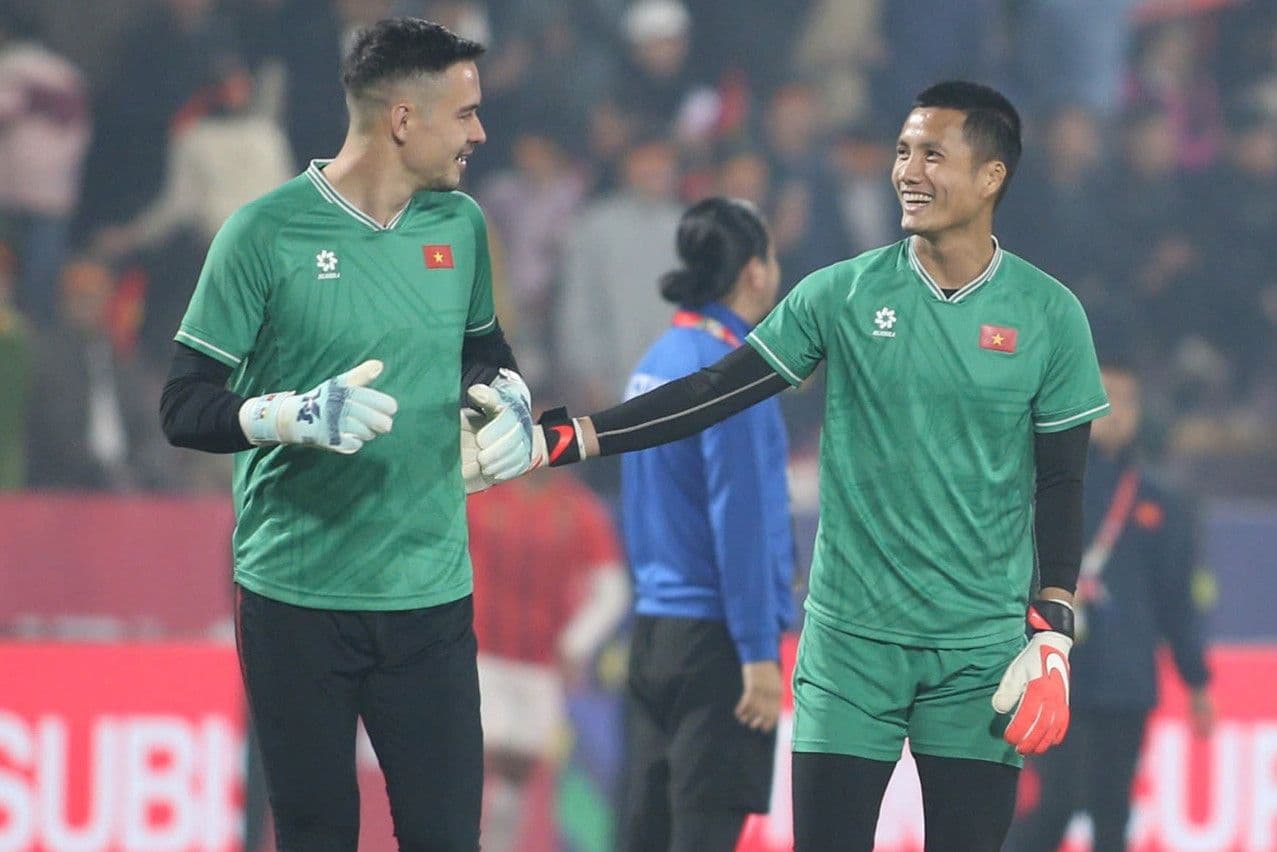 Hai thủ môn bắt tay thể hiện tinh thần đồng đội và sự gắn kết trong bóng đá