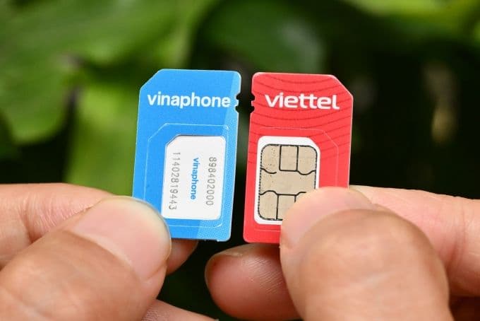 Hai thẻ SIM di động của Vinaphone và Viettel, tượng trưng cho việc xác thực SIM chính chủ.